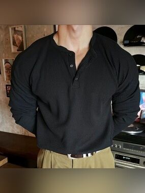 Brand NEW Men's Black Waffle Henley Long Sleeve Shirt. Size L